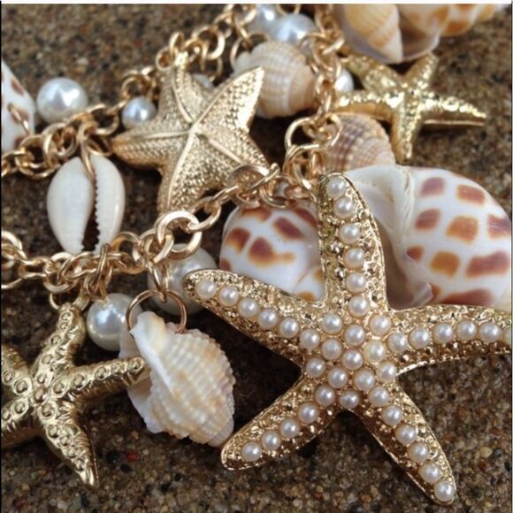 GORGEOUS & Large Gold Seashell Chunky Necklace - Picture 5 of 6